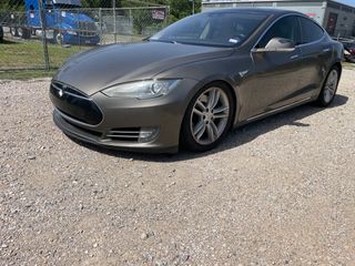2015 Tesla Model S - Exterior Front Left Corner Image